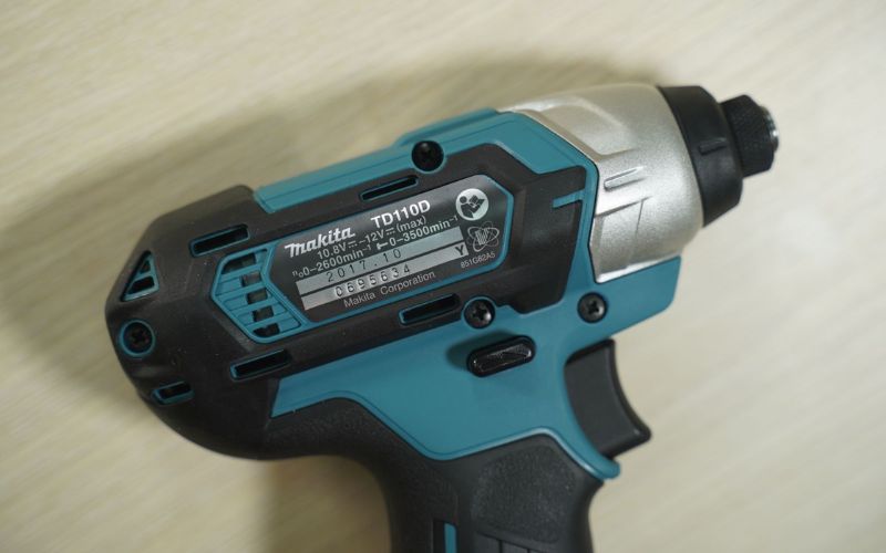 Máy bắt vít dùng pin Makita TD110DZ
