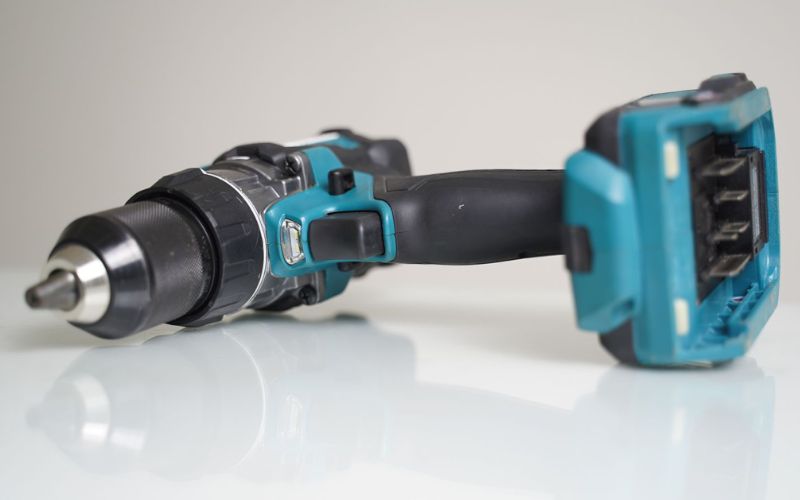 Máy khoan búa, vặn vít dùng pin Makita HP001GZ