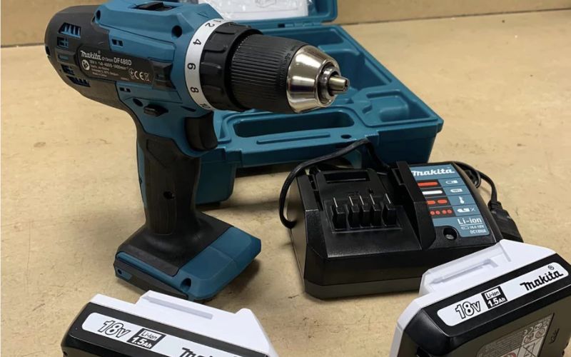 Máy khoan vặn vít dùng pin 18V Makita DF488DWAE