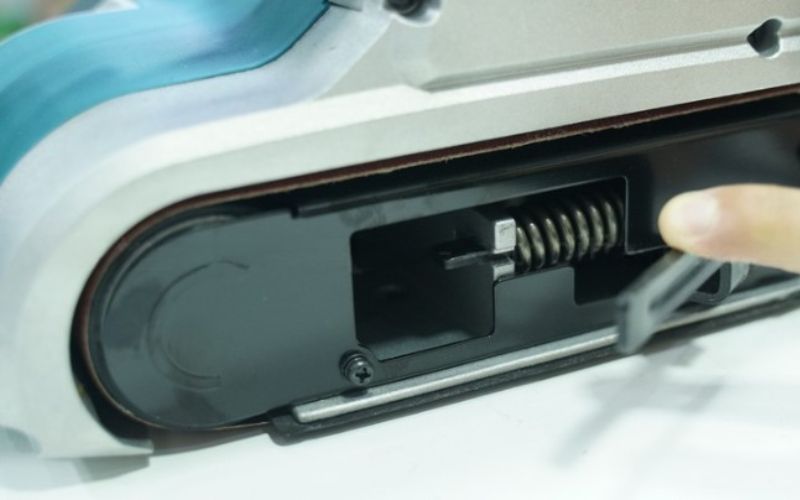 Máy chà nhám băng Makita M9400B