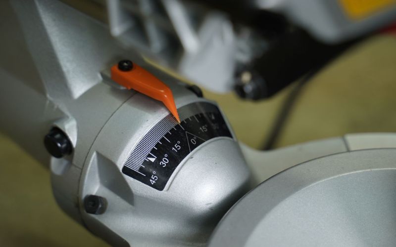 Máy cưa đa góc trượt Makita LS1018L