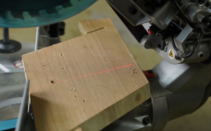 Máy cưa đa góc trượt Makita LS1018L